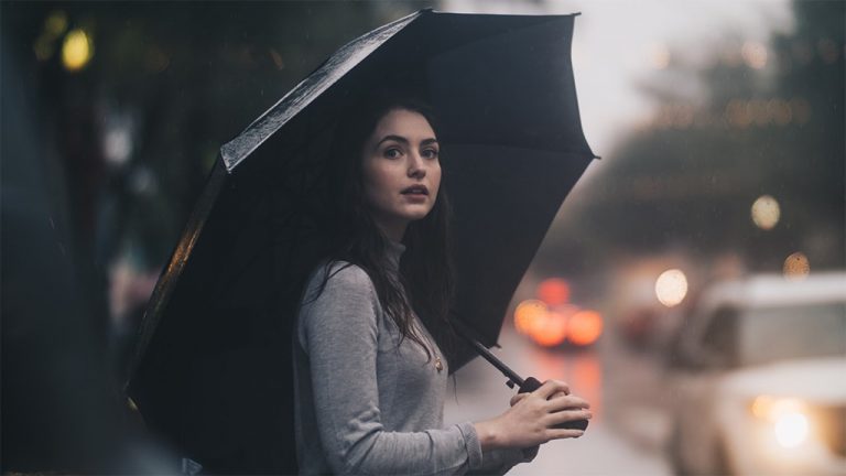 Emergenza Maltempo Ragazza con Ombrello