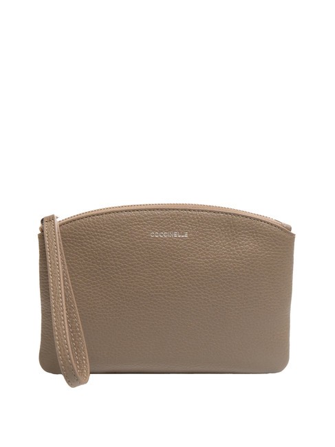 COCCINELLE ROUNDED ENVELOPE Pochette en cuir avec manchette taupe chaud - Sacs pour Femme